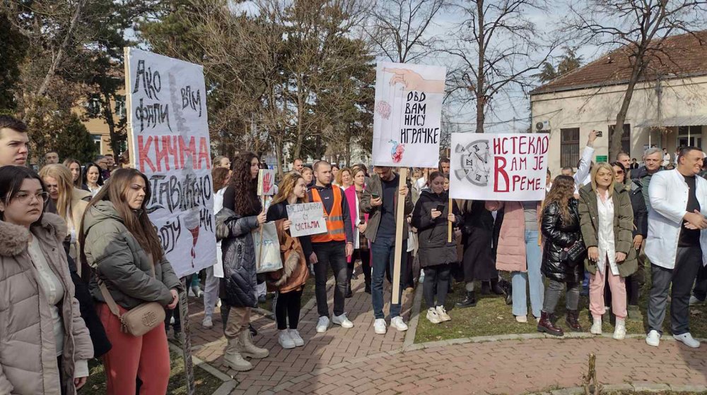 Isteklo vam je vreme: Zaposleni u Kliničkom centru Kragujevac odali počast novosadskim žrtvama 1