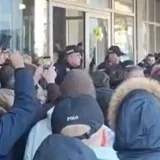 Demonstranti pokušali da uđu u Skupštinu Kraljeva, jedan proleteo kroz staklo na vratima, a "lete" i jaja ka policiji 9