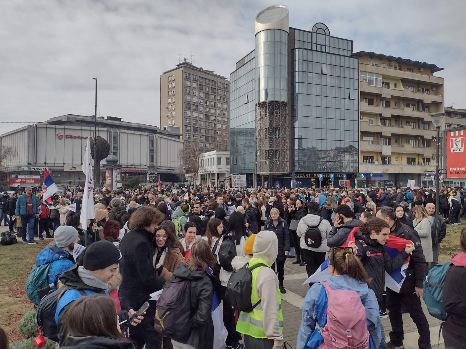Preko brda i preko voda do Niša se hoda: Kragujevčani ispraċaju Nobelovce 2 Preko brda i preko voda do Niša se hoda: Kragujevčani ispraċaju Nobelovce 2
