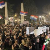 Od jutros građani Obrenovca gađaju jajima zaposlene i zgradu opštine 10