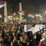 Od jutros građani Obrenovca gađaju jajima zaposlene i zgradu opštine 11