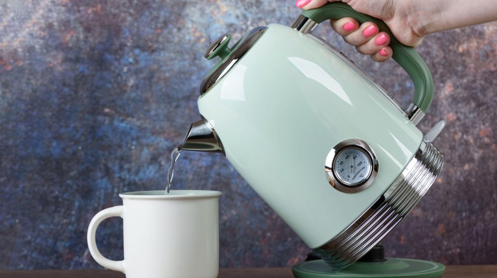 Kako najlakše da očistite kamenac sa kuvala za vodu 1