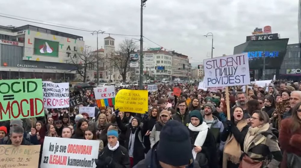 "Na sva tri jezika nam se gadite": Gde se sve u regionu održavaju protesti i zbog čega građani protestuju? 1 "Na sva tri jezika nam se gadite": Gde se sve u regionu održavaju protesti i zbog čega građani protestuju? 1