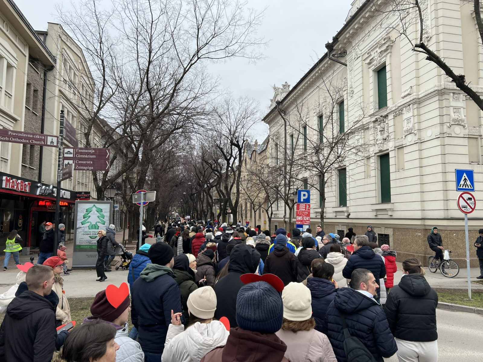 Sa protesta u Subotici poručeno: "Propuštene lekcije se mogu nadoknaditi, propušten život ne može" (FOTO) 4