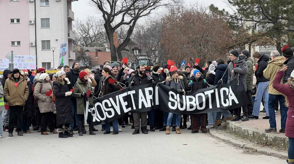 Sa protesta u Subotici poručeno: "Propuštene lekcije se mogu nadoknaditi, propušten život ne može" (FOTO) 1