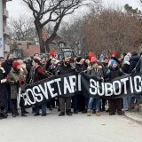 Sa protesta u Subotici poručeno: "Propuštene lekcije se mogu nadoknaditi, propušten život ne može" (FOTO) 8