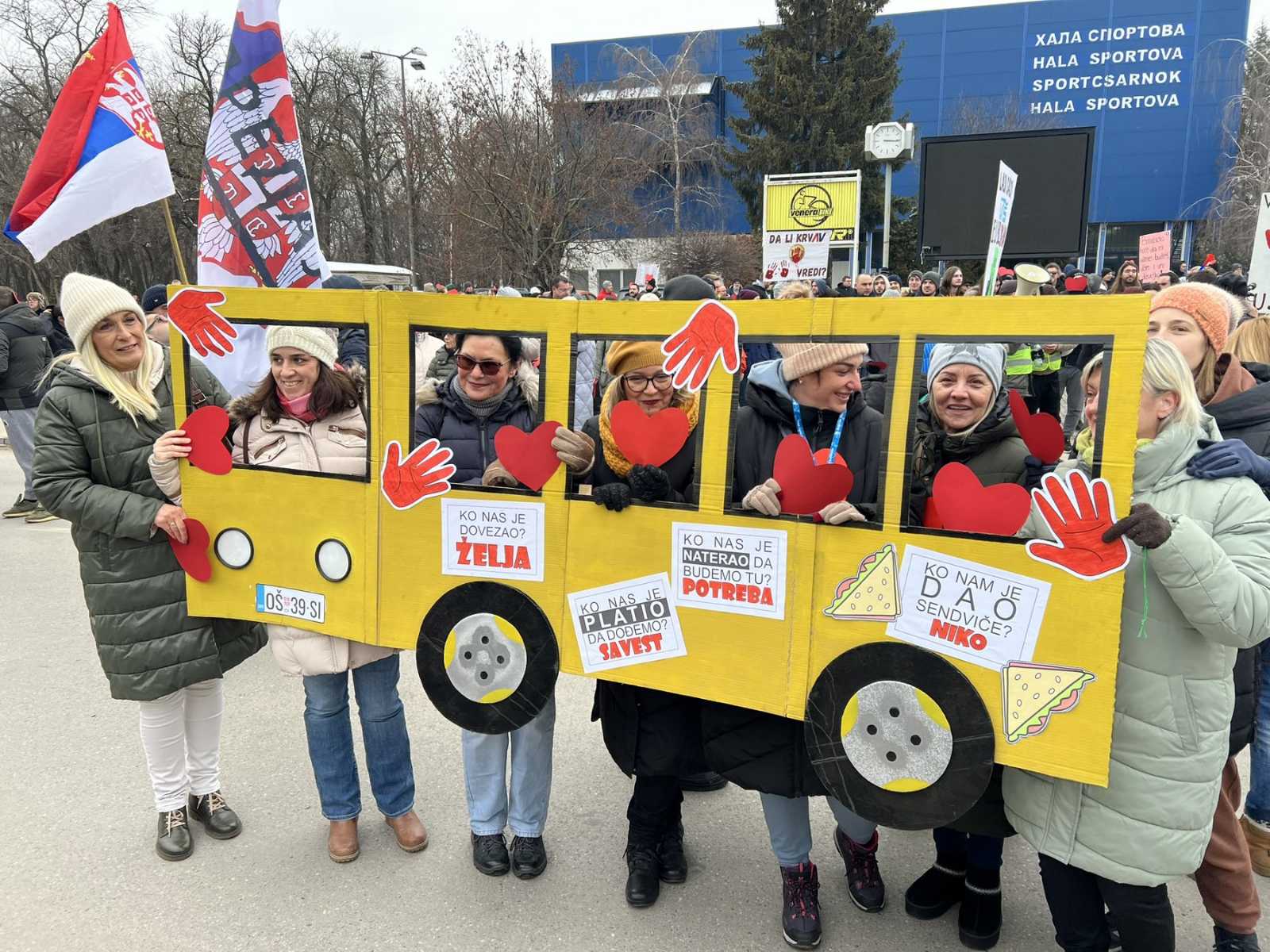 Sa protesta u Subotici poručeno: "Propuštene lekcije se mogu nadoknaditi, propušten život ne može" (FOTO) 2