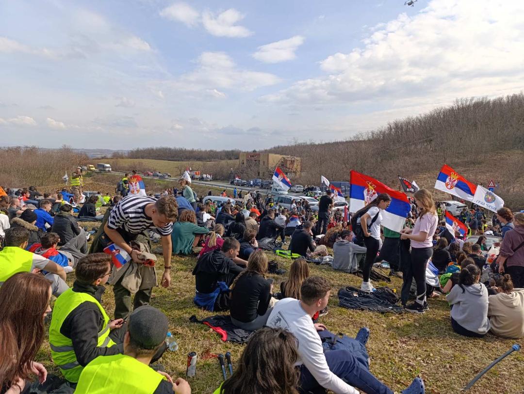 Studenti iz Kruševca nastavili put ka Nišu, sveštenici ih usput blagosiljaju, meštani ih dočekuju sa suzama (FOTO, VIDEO) 4