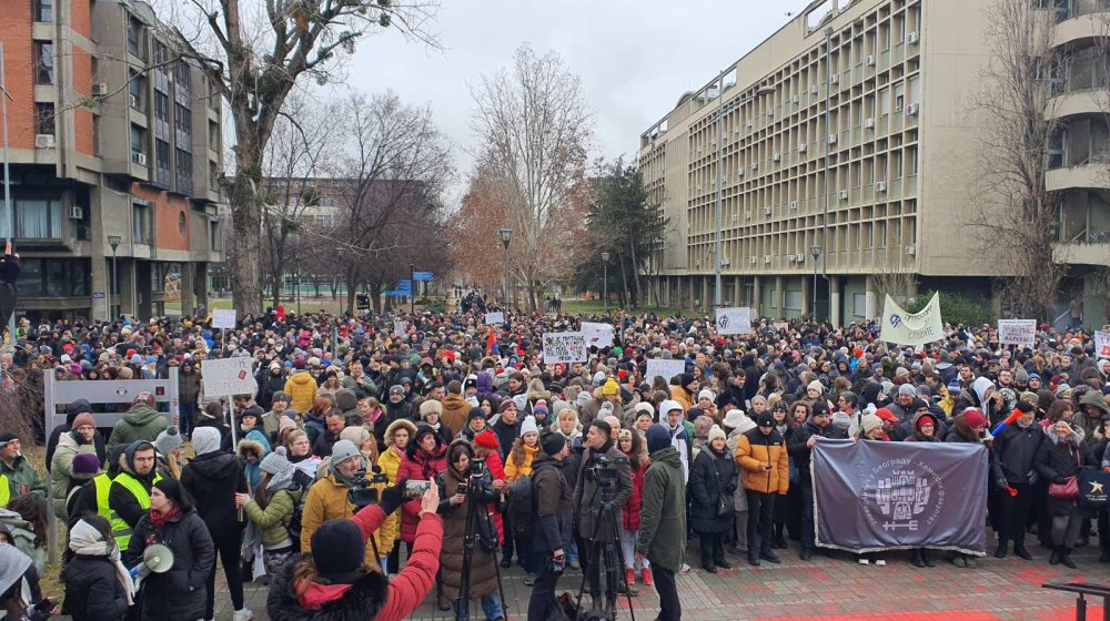 Slobodni dnevnik RTV-a u petak ispred novosadskog Rektorata u znak podrške studentima 1