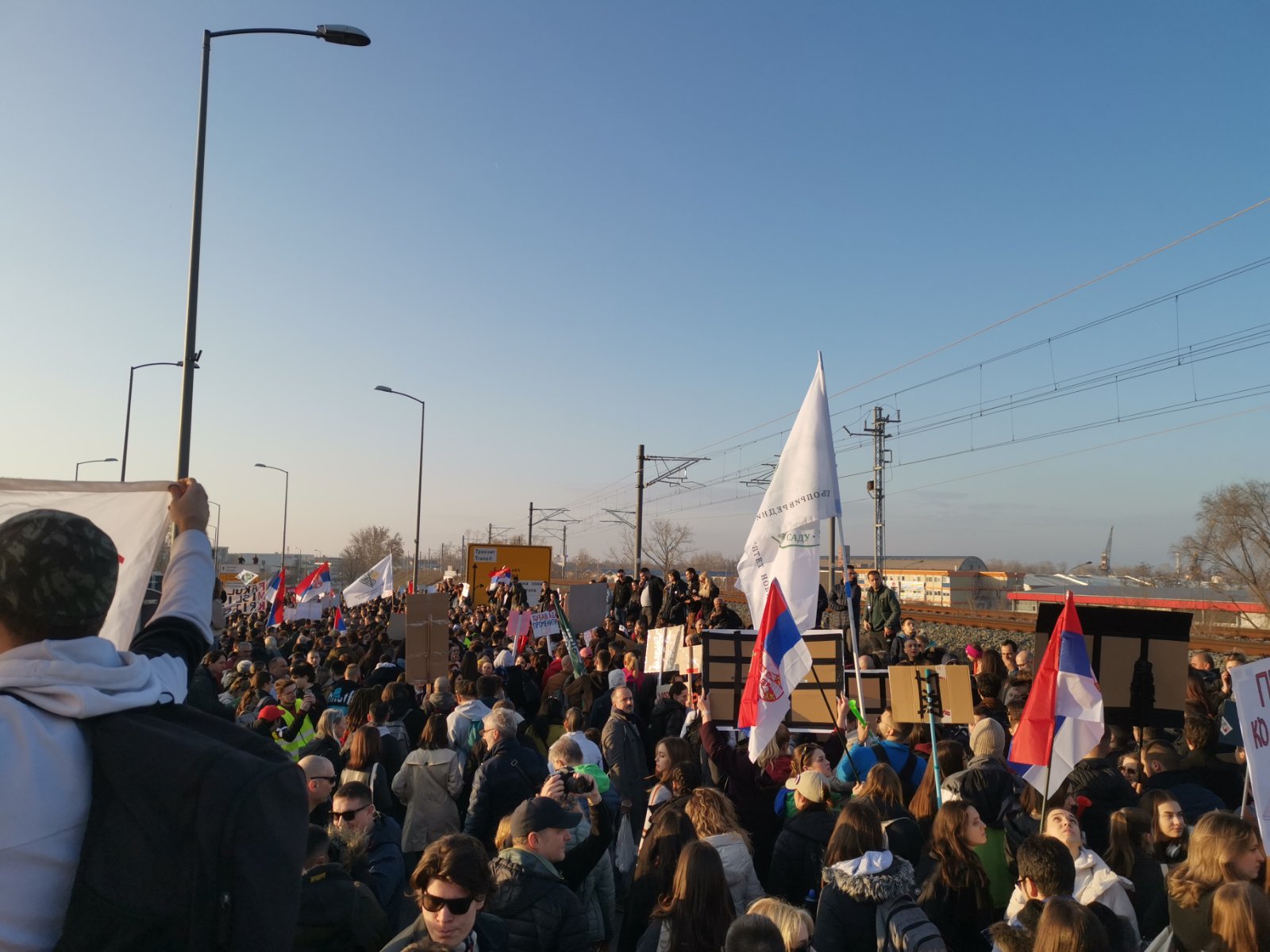 AP detaljno o blokadama mostova u Novom Sadu i protestima u Srbiji zbog korupcije 2 AP detaljno o blokadama mostova u Novom Sadu i protestima u Srbiji zbog korupcije 2