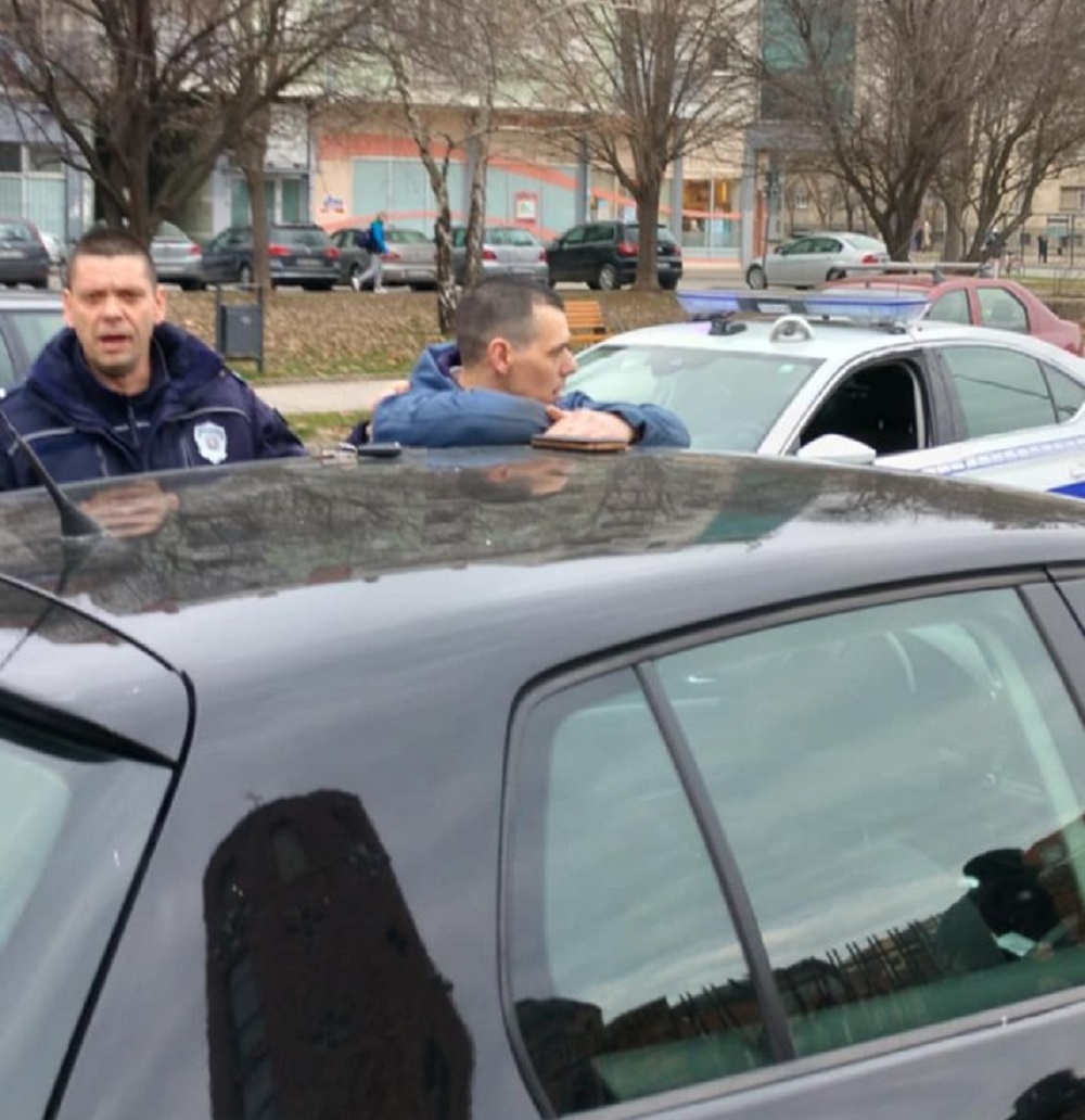 Policija privela napadača na učesnike blokade u Novom Sadu: Hrabra učenica škole "Bogdan Šuput" odgurala vozača koji je hteo da ih tuče (VIDEO) 2 Policija privela napadača na učesnike blokade u Novom Sadu: Hrabra učenica škole "Bogdan Šuput" odgurala vozača koji je hteo da ih tuče (VIDEO) 2