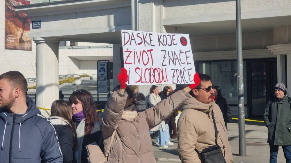 Kolektiv Drame Srpskog narodnog pozorišta, đaci i građani zastali na 15 minuta u centru Novog Sada 1