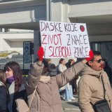 Kolektiv Drame Srpskog narodnog pozorišta, đaci i građani zastali na 15 minuta u centru Novog Sada 8