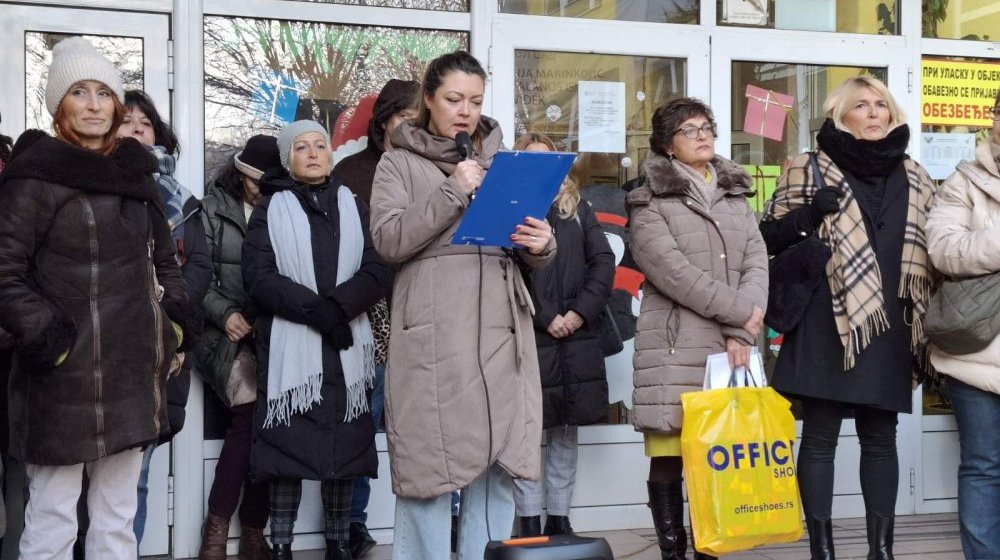 Nastavnici i roditelji ispred Osnovne škole "Sonja Marinković" u Novom Sadu: "Pod hitno mora da se obustavi rad u svim školama na teritoriji Južnobačkog okruga" 1