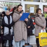 Nastavnici i roditelji ispred Osnovne škole "Sonja Marinković" u Novom Sadu: "Pod hitno mora da se obustavi rad u svim školama na teritoriji Južnobačkog okruga" 3