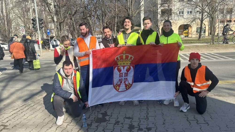 Novosadski studenti trče do Beograda: "Ovo je poruka solidarnosti, ali i naše spremnosti da istrajemo u ovoj borbi" 2 Novosadski studenti trče do Beograda: "Ovo je poruka solidarnosti, ali i naše spremnosti da istrajemo u ovoj borbi" 2