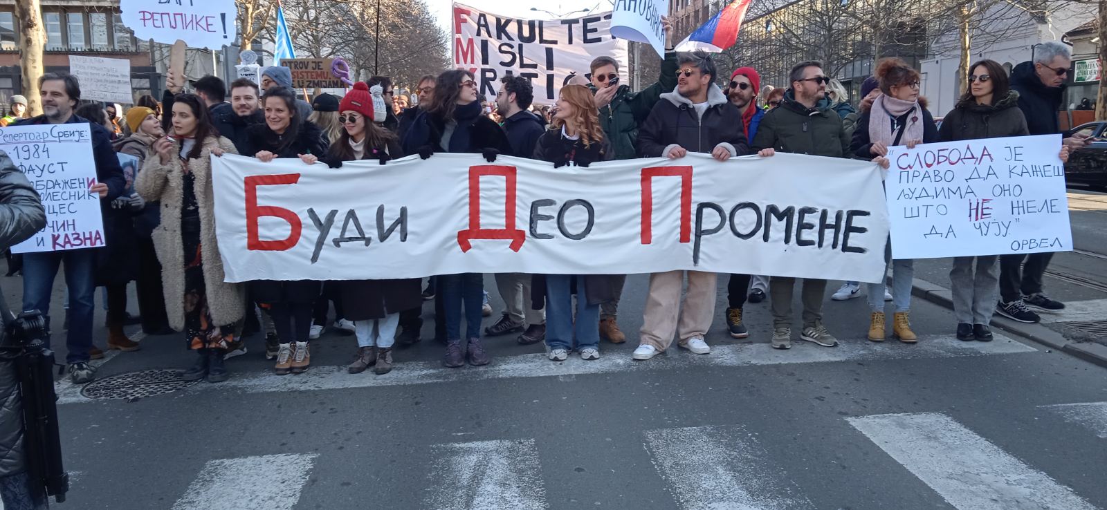 "Ulica raća nobelovce": "Putujuće pozorište" od Hrama Svetog Save do Narodnog pozorišta (FOTO; VIDEO) 4 "Ulica raća nobelovce": "Putujuće pozorište" od Hrama Svetog Save do Narodnog pozorišta (FOTO; VIDEO) 4