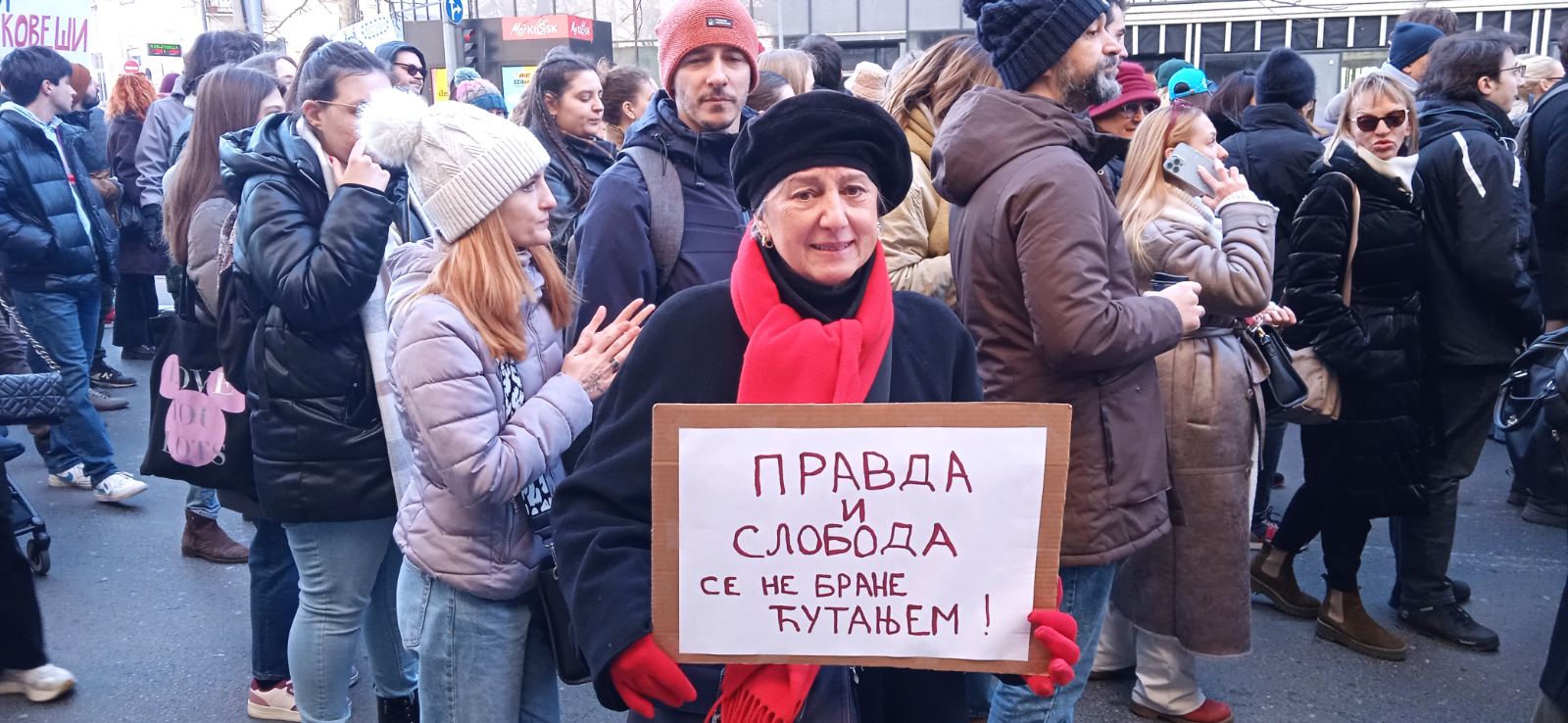 "Ulica raća nobelovce": "Putujuće pozorište" od Hrama Svetog Save do Narodnog pozorišta (FOTO; VIDEO) 5 "Ulica raća nobelovce": "Putujuće pozorište" od Hrama Svetog Save do Narodnog pozorišta (FOTO; VIDEO) 5