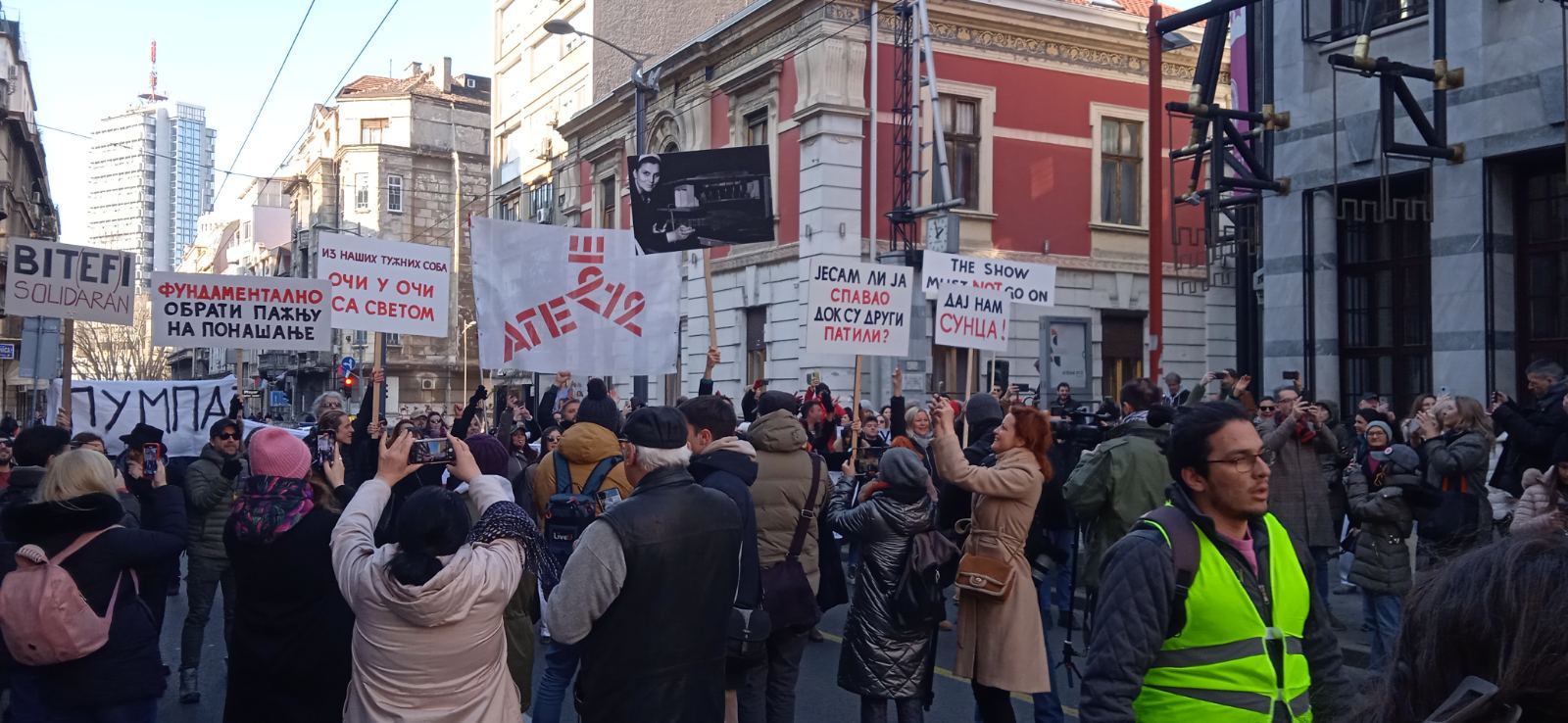 "Ulica raća nobelovce": "Putujuće pozorište" od Hrama Svetog Save do Narodnog pozorišta (FOTO; VIDEO) 7 "Ulica raća nobelovce": "Putujuće pozorište" od Hrama Svetog Save do Narodnog pozorišta (FOTO; VIDEO) 7