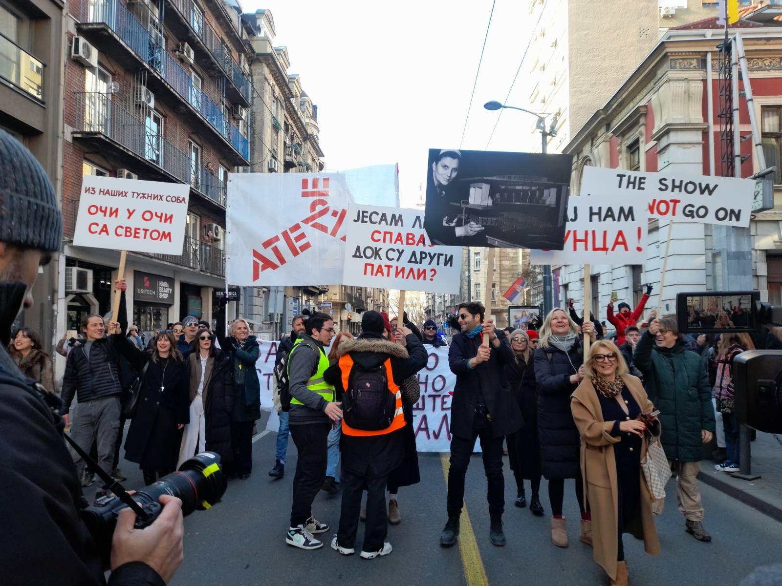 "Ulica raća nobelovce": "Putujuće pozorište" od Hrama Svetog Save do Narodnog pozorišta (FOTO; VIDEO) 10 "Ulica raća nobelovce": "Putujuće pozorište" od Hrama Svetog Save do Narodnog pozorišta (FOTO; VIDEO) 10