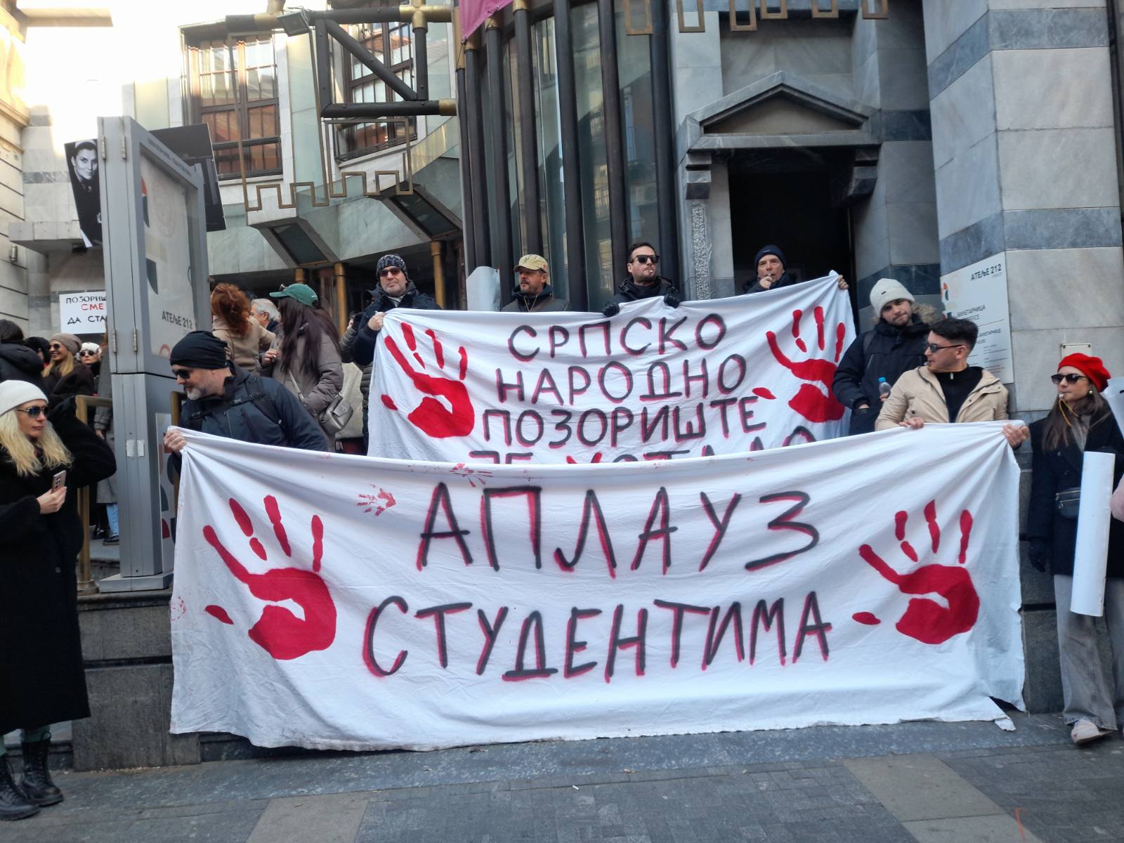 "Ulica raća nobelovce": "Putujuće pozorište" od Hrama Svetog Save do Narodnog pozorišta (FOTO; VIDEO) 11 "Ulica raća nobelovce": "Putujuće pozorište" od Hrama Svetog Save do Narodnog pozorišta (FOTO; VIDEO) 11