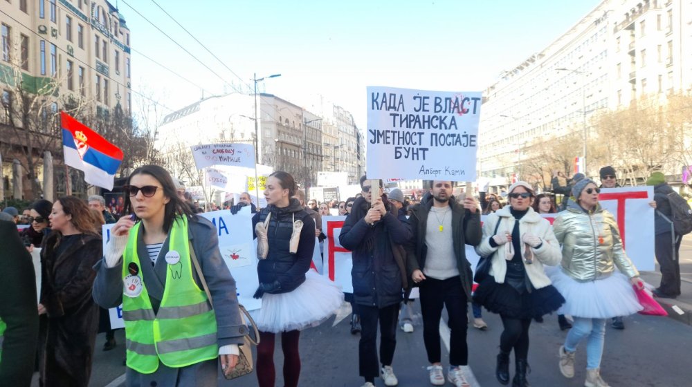 "Ulica raća nobelovce": "Putujuće pozorište" od Hrama Svetog Save do Narodnog pozorišta (FOTO; VIDEO) 1