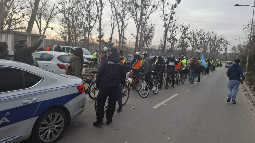 Novosadski studenti i profesori krenuli biciklima za Kragujevac: Na trodnevnom putovanju promovisaće studentsku borbu i podsetiti kako zahtevi nisu ispunjeni 2