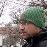 Učesnik skupa u Sremskoj Mitrovici hteo da govori baš za N1: „Ne zanimaju me ni Vučić, ni Đilas“ 13