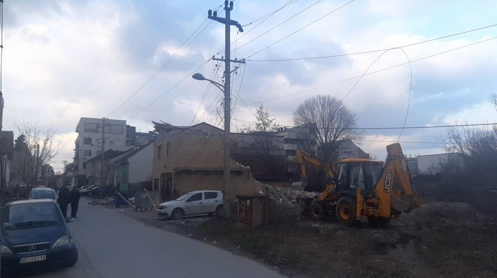 Deo kuće pao na električne žice u Novom Sadu: Investitor nadoknađuje štetu komšijama kojima su pregoreli električni uređaji 1