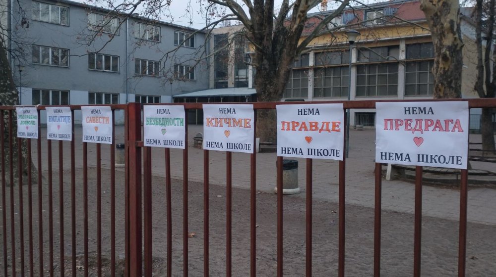 Roditelji ostavili poruke na novosadskim školama: "Nema pravde - nema škole" 1