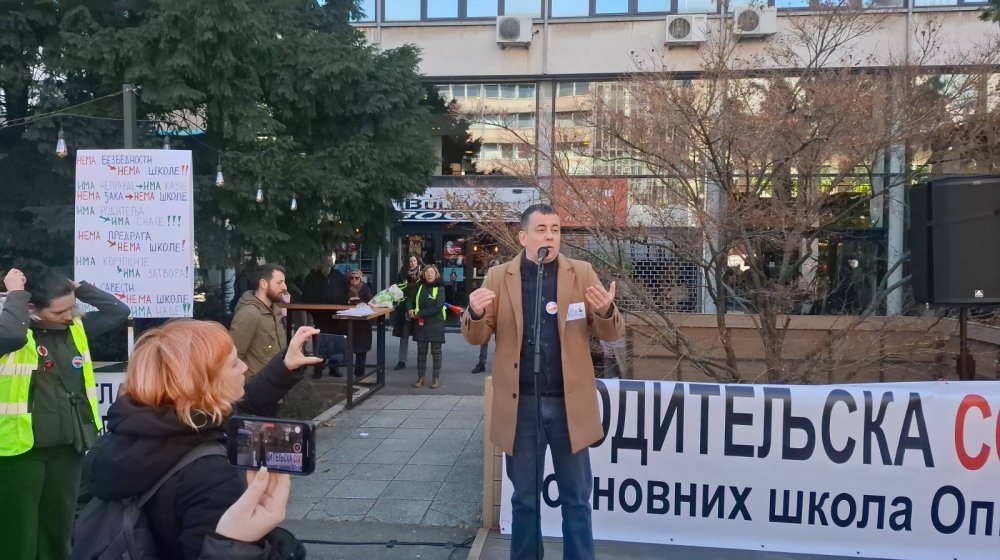 Protest roditelja i nastavnika ispred Školske uprave u Novom Sadu: "Prete nam sve žešće ali nemamo prava da odustanemo" 1