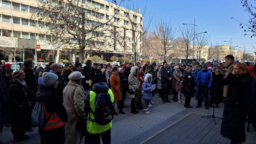 Protest roditelja i nastavnika ispred Školske uprave u Novom Sadu: "Prete nam sve žešće ali nemamo prava da odustanemo" 2 Protest roditelja i nastavnika ispred Školske uprave u Novom Sadu: "Prete nam sve žešće ali nemamo prava da odustanemo" 2