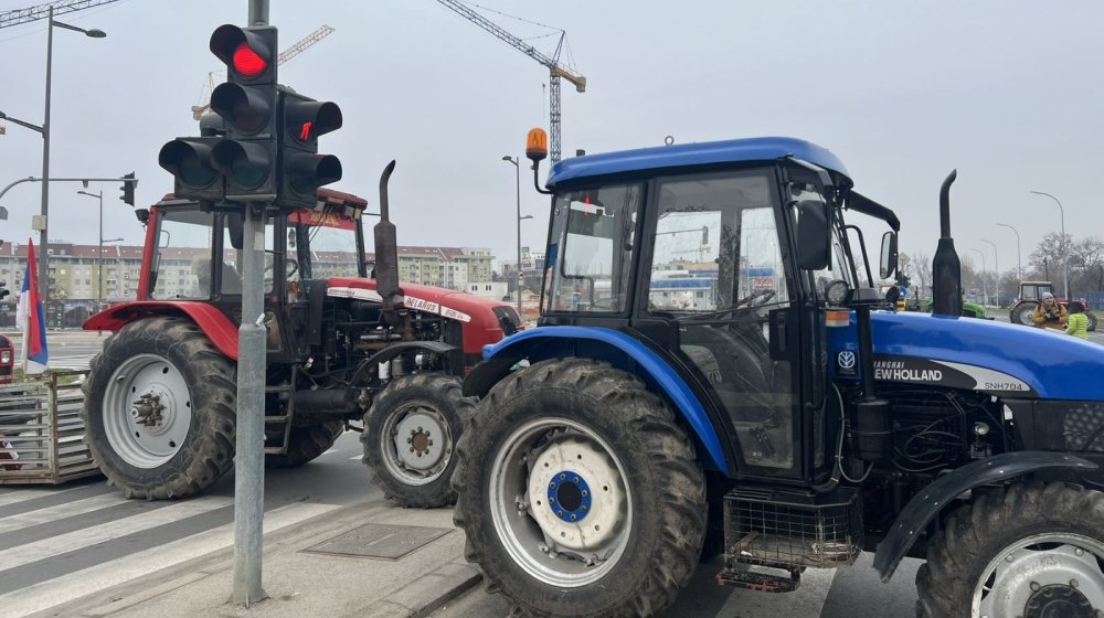 Blokada u Novom Sadu na 10 sati: Studenti i poljoprivrednici preprečili Futoški put i kružni tok na Rumenačkom putu (FOTO; VIDEO) 1