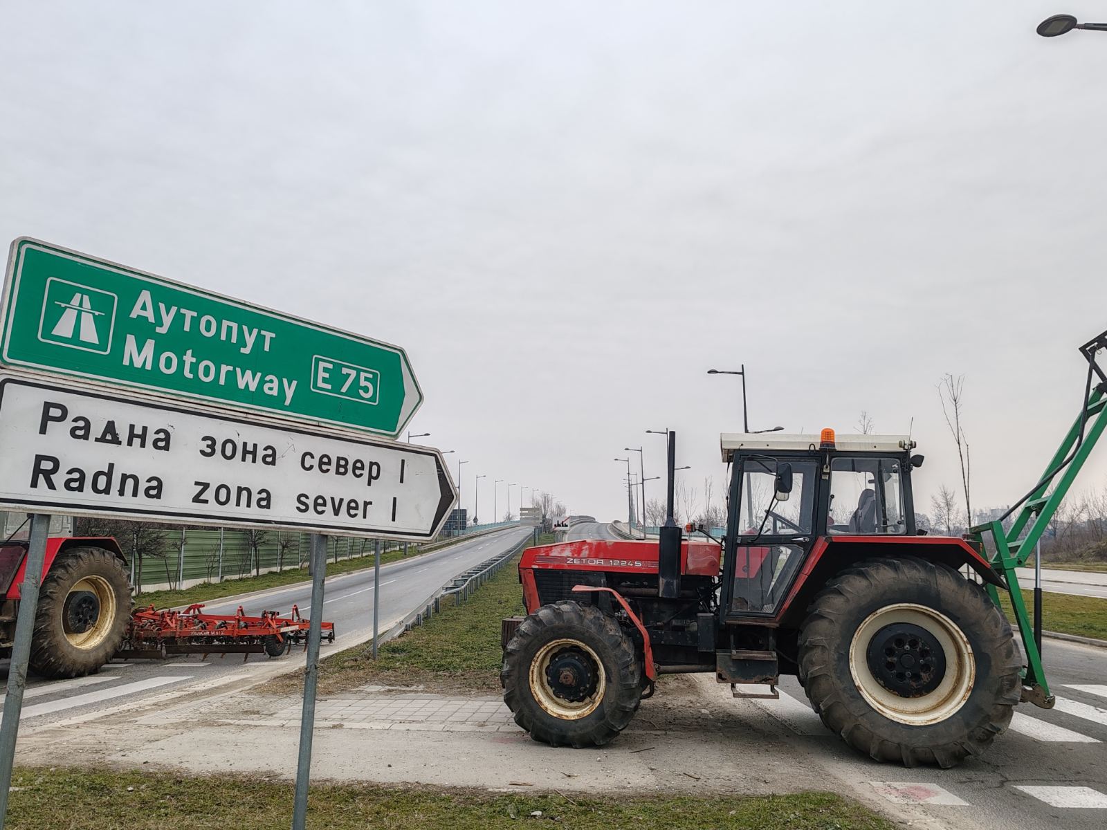 Blokada u Novom Sadu na 10 sati: Studenti i poljoprivrednici preprečili Futoški put i kružni tok na Rumenačkom putu (FOTO; VIDEO) 2