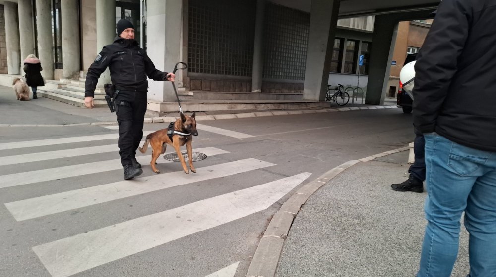 Gotov skup ispred Skupštine Novog Sada, Mićin na krako izašao iz zgrade 1