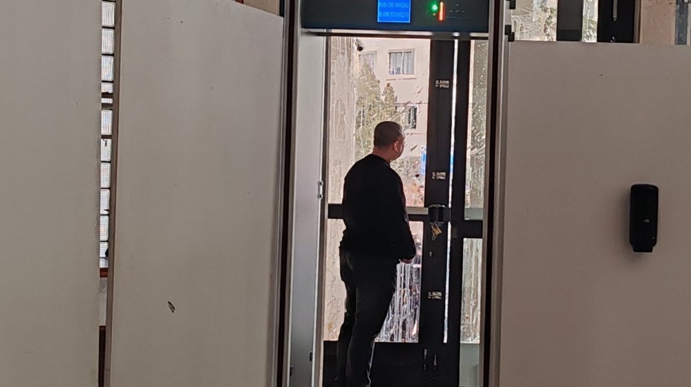 UNS osudio zaključavanje novinara u novosadskoj skupštini 1