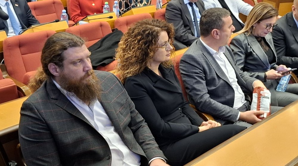 Član SNS koji je fizički napao snimatelja, u prvom redu na sednici Skupštine grada iako nije ni odbornik ni član Gradskog veća 1