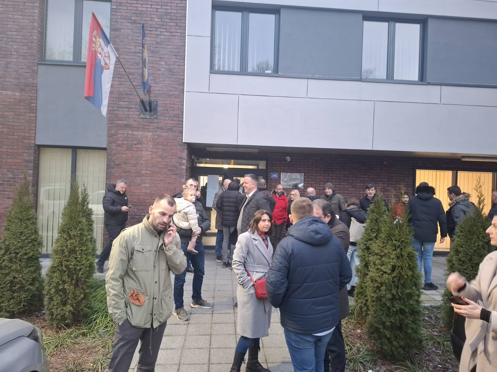 Priveden Ješić, u toku privođenje još nekoliko opozicionara, ali i građana koji su se nalazili ispred novosadske skupštine 1