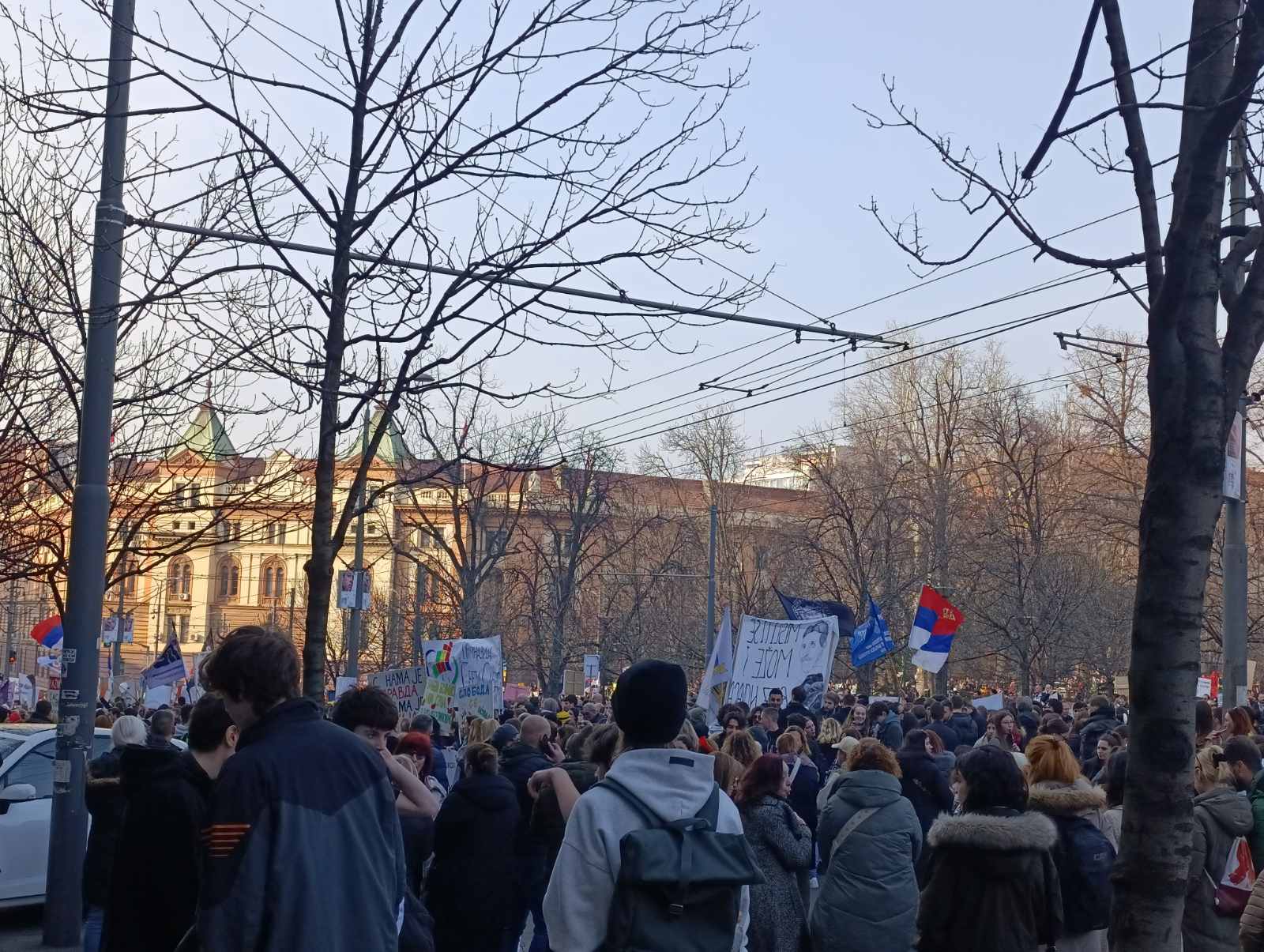 "Živeti slobodno": Završena blokada Ministarstva prosvete, prosvetari pročitali svoje i studentske zahteve, održano 15 minuta tišine (VIDEO, FOTO) 2 "Živeti slobodno": Završena blokada Ministarstva prosvete, prosvetari pročitali svoje i studentske zahteve, održano 15 minuta tišine (VIDEO, FOTO) 2