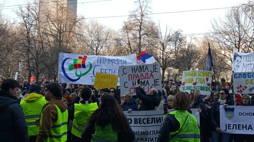 "Živeti slobodno": Završena blokada Ministarstva prosvete, prosvetari pročitali svoje i studentske zahteve, održano 15 minuta tišine (VIDEO, FOTO) 1