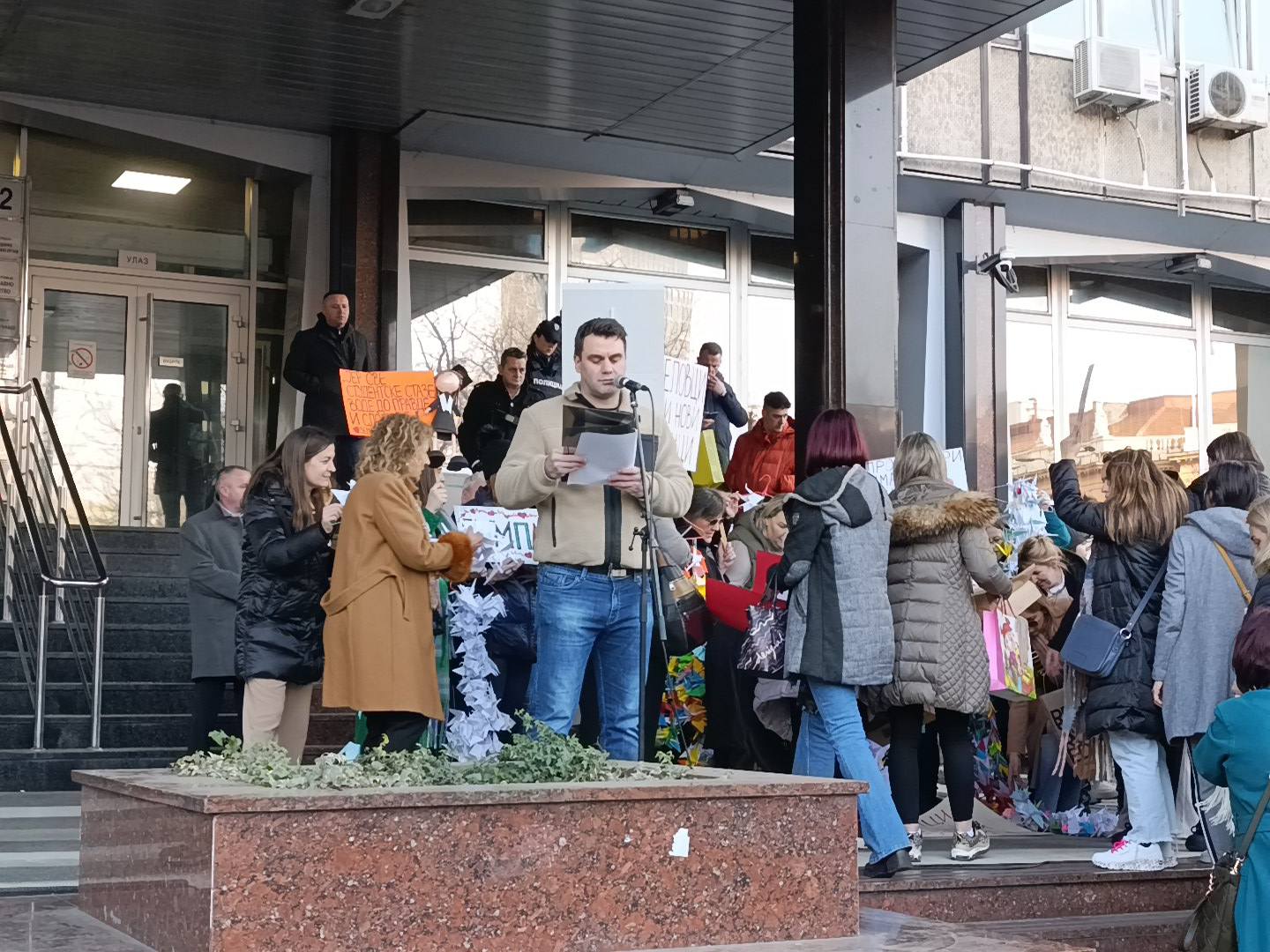 "Živeti slobodno": Završena blokada Ministarstva prosvete, prosvetari pročitali svoje i studentske zahteve, održano 15 minuta tišine (VIDEO, FOTO) 3 "Živeti slobodno": Završena blokada Ministarstva prosvete, prosvetari pročitali svoje i studentske zahteve, održano 15 minuta tišine (VIDEO, FOTO) 3