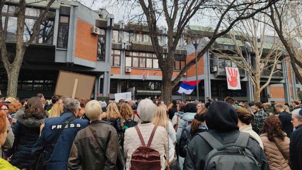 Advokati, prosvetari i studenti na protestu ispred suda u Novom Sadu: "Kad nema pravde stradaju nevini" 3