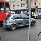 Sudar u Vojvode Stepe: Auto preprečio put tramvaju (FOTO) 3