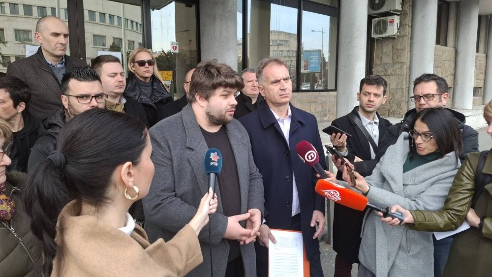 Novosadska opozicija podnela ustavnu žalbu zbog ponašanja policije koja im nije dozvolila da uđu na sednicu: "Ako se i preko ovoga pređe, ko zna šta nas sledeće dočekati" 2 Novosadska opozicija podnela ustavnu žalbu zbog ponašanja policije koja im nije dozvolila da uđu na sednicu: "Ako se i preko ovoga pređe, ko zna šta nas sledeće dočekati" 2