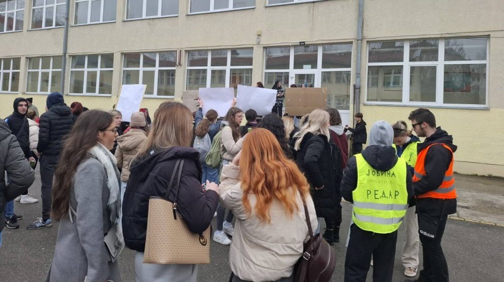 Novosadski srednjoškolci protestnom šetnjom podržali vršnjake iz Saobraćajne škole u Novom Sadu 1