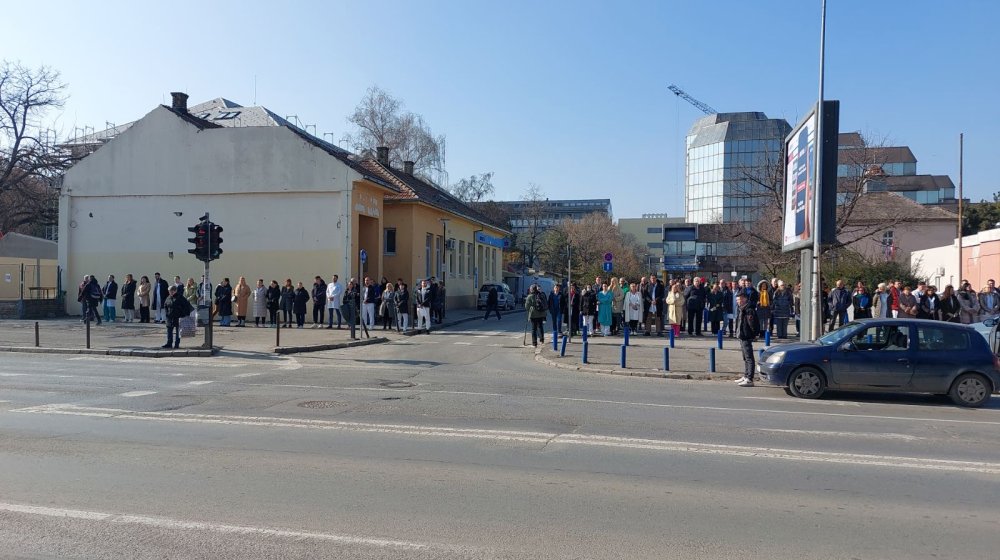 Lekari održali pomen za nastradale u Novom Sadu ispred Kliničkog centra Vojvodine: Sindikatu onemogućeno da održi sednicu nakon toga 1