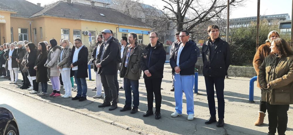 Lekari održali pomen za nastradale u Novom Sadu ispred Kliničkog centra Vojvodine: Sindikatu onemogućeno da održi sednicu nakon toga 2
