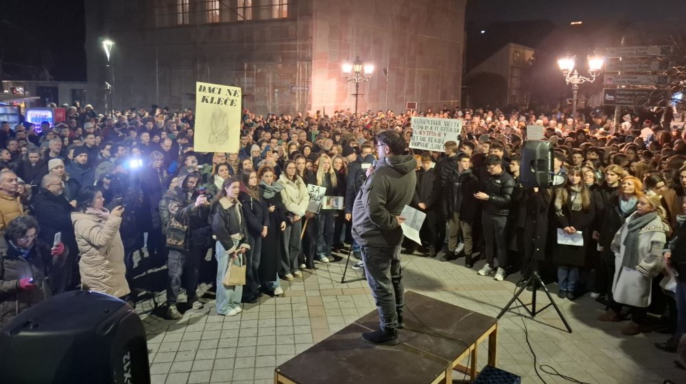 Maturant Jovine gimnazije: Zahtevamo smenu direktora, učenicima govorio da je odavanje pošte "paganski običaj" 1