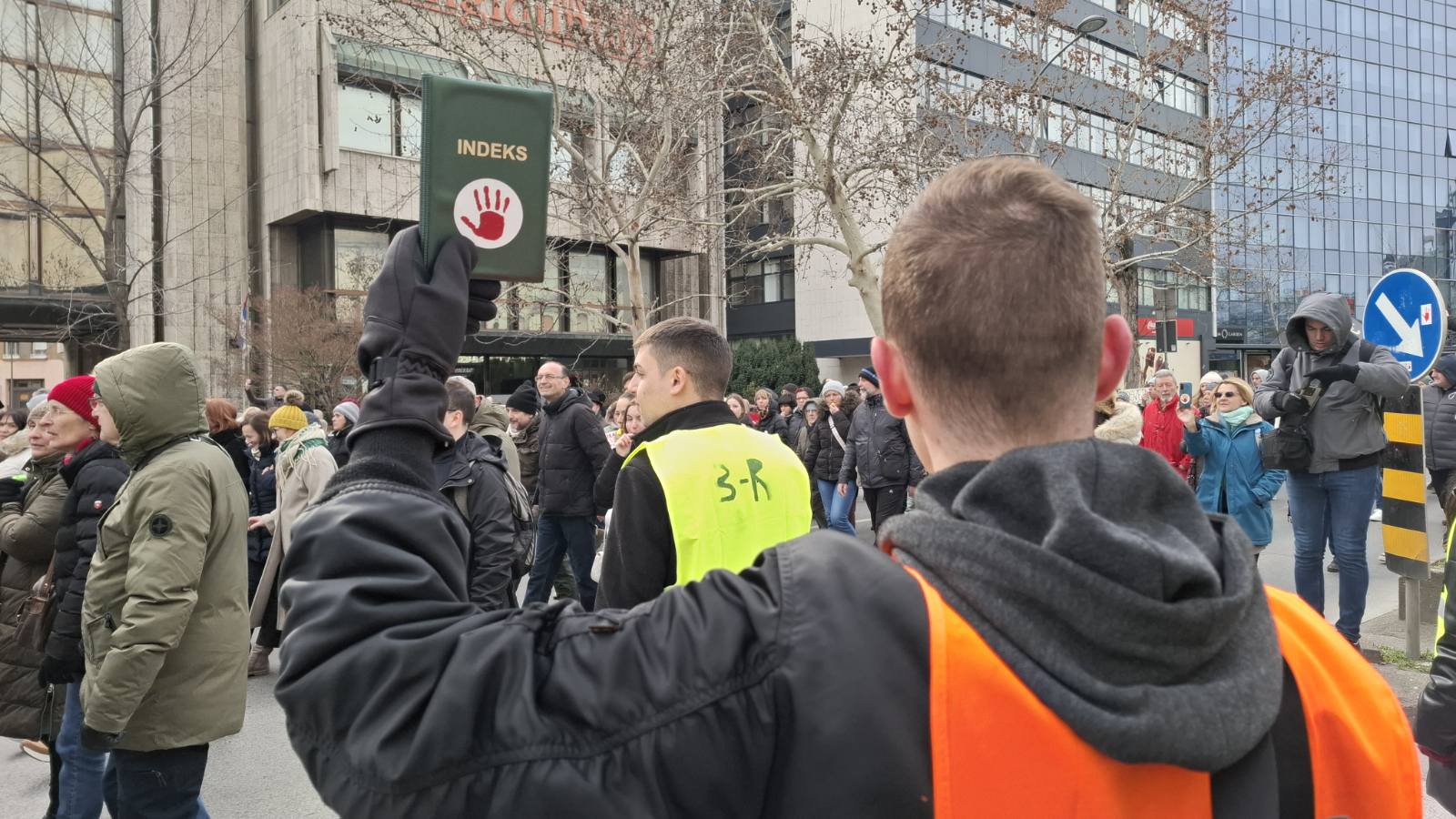 Protest ispred Školske uprave u Novom Sadu: Roditelji predali zahtev da se prekine školska godina 4