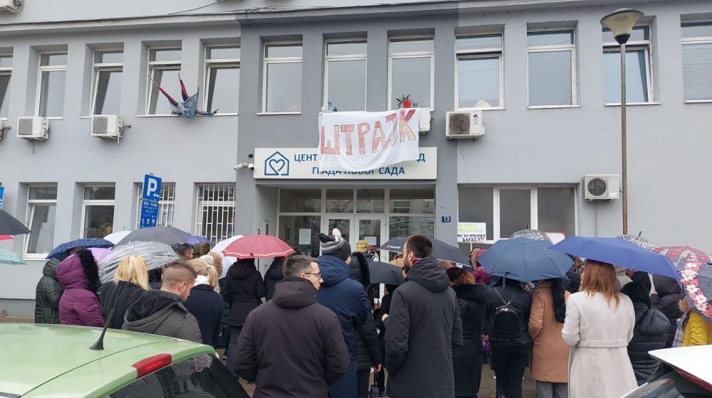 Štrajk zaposlenih u Centru za socijalni rad u Novom Sadu: "Sistem socijalne zaštite održava se zahvaljujući entuzijazmu pojedinaca, sagoreli smo" 1